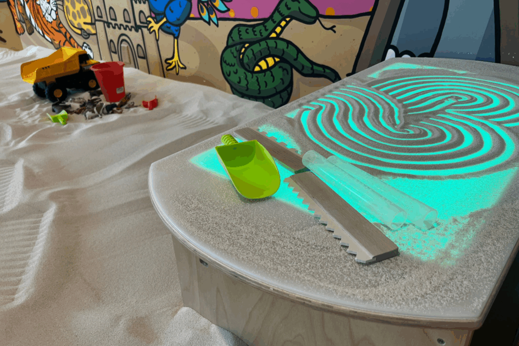 Hands-on scientific thinking in an indoor sandbox