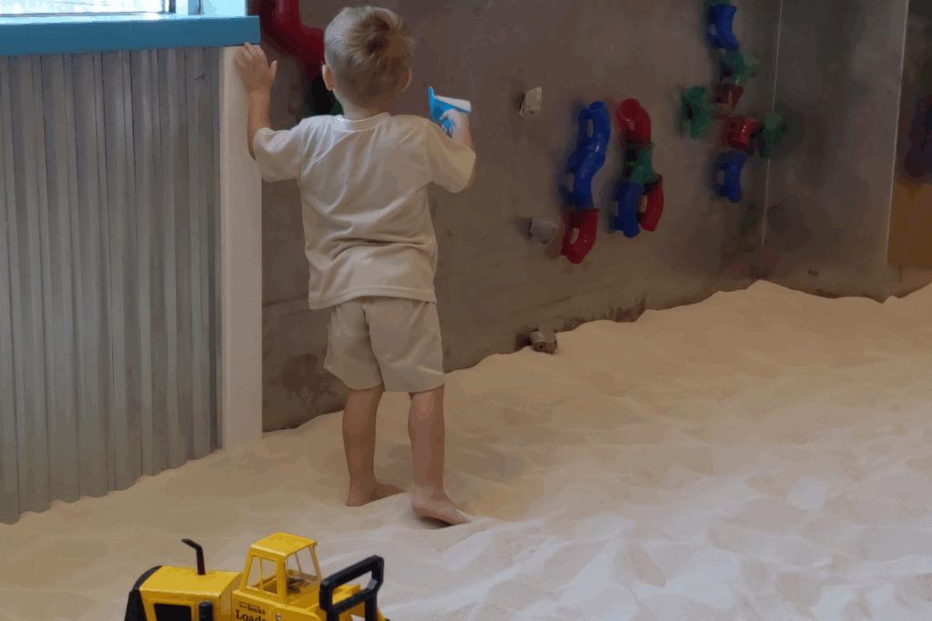 Kid playing in the sandbox at sandmagination